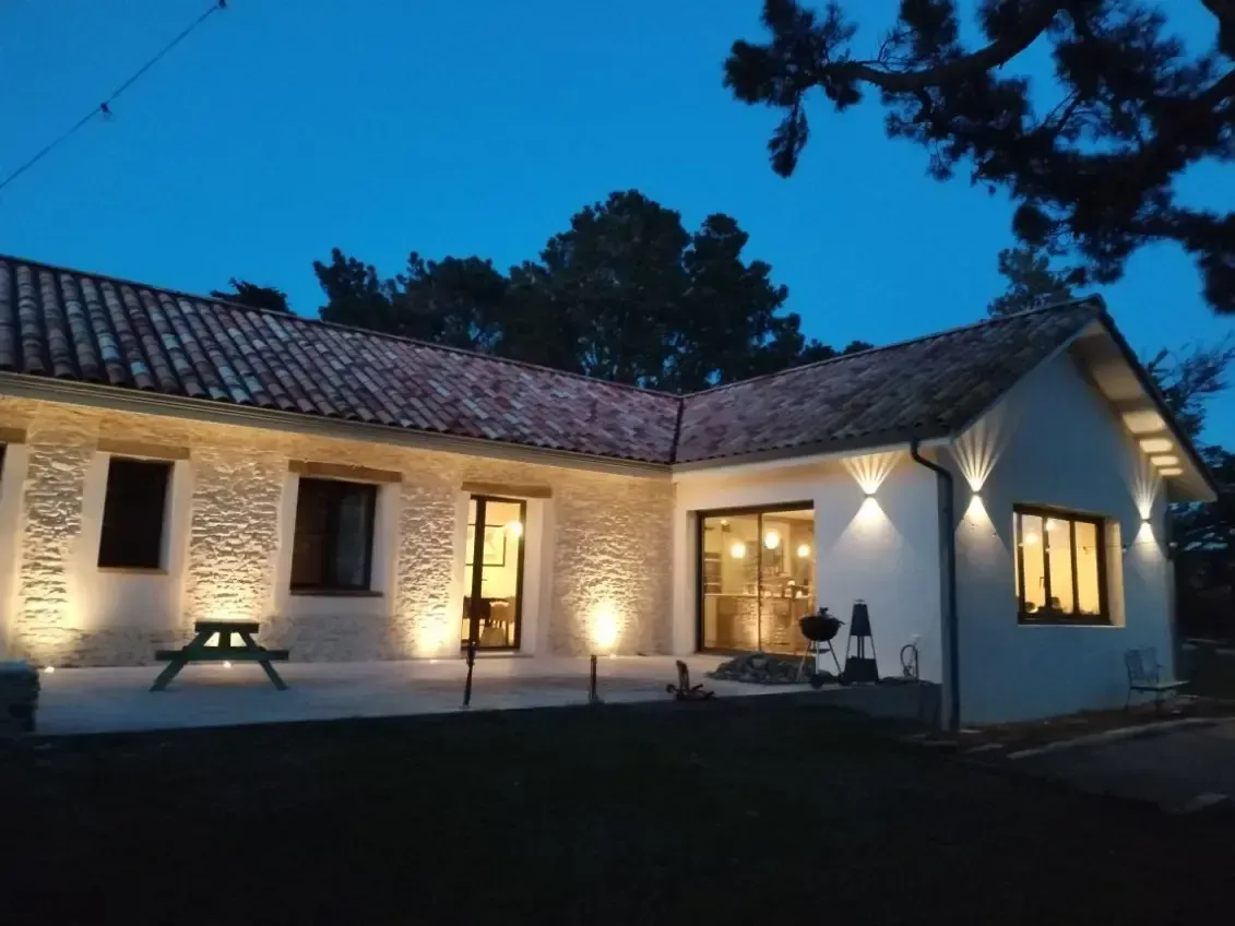 Éclairage de façade d'une maison en pierre par GMaudet Elec, électricien dans le Pays de Retz