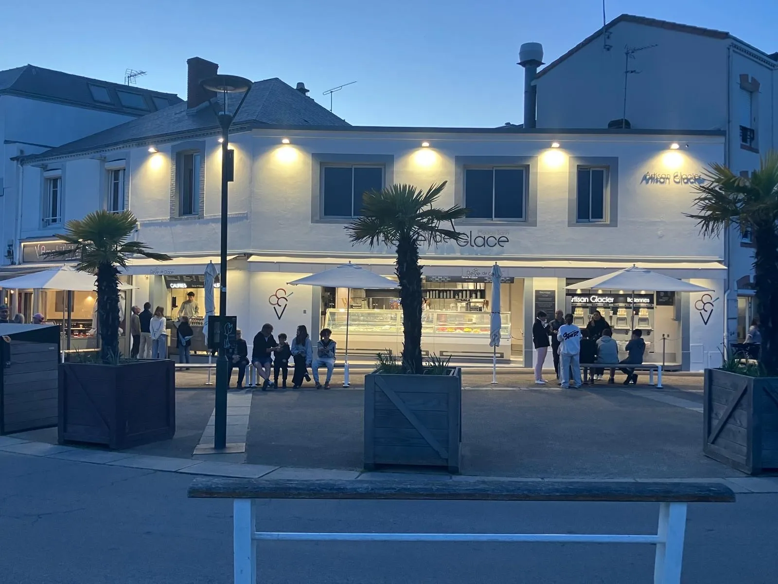 Mise en lumière de la façade d'un commerce par GMaudet Elec