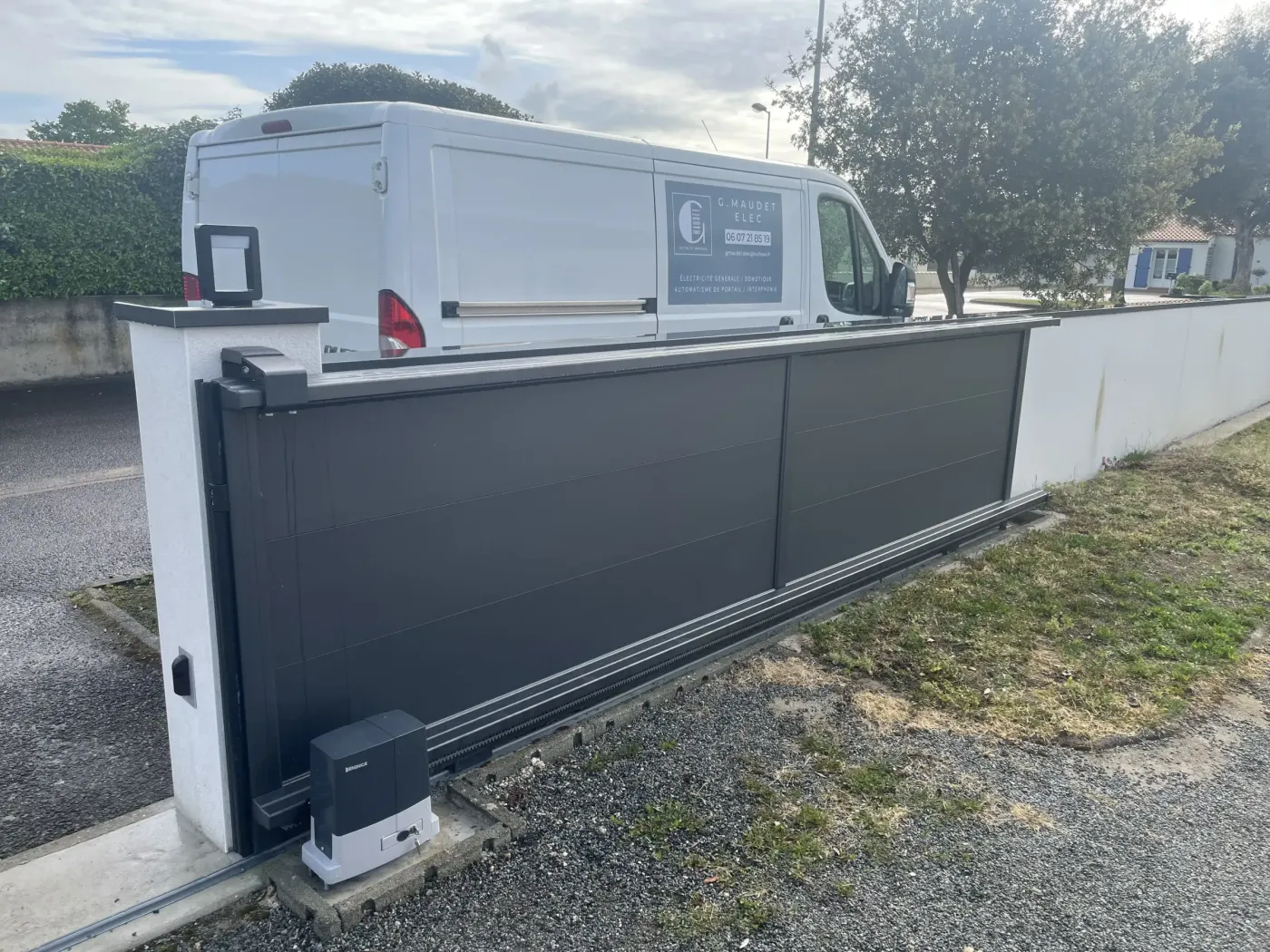Portail coulissant anthracite motorisé (Beninca) par GMaudet Elec