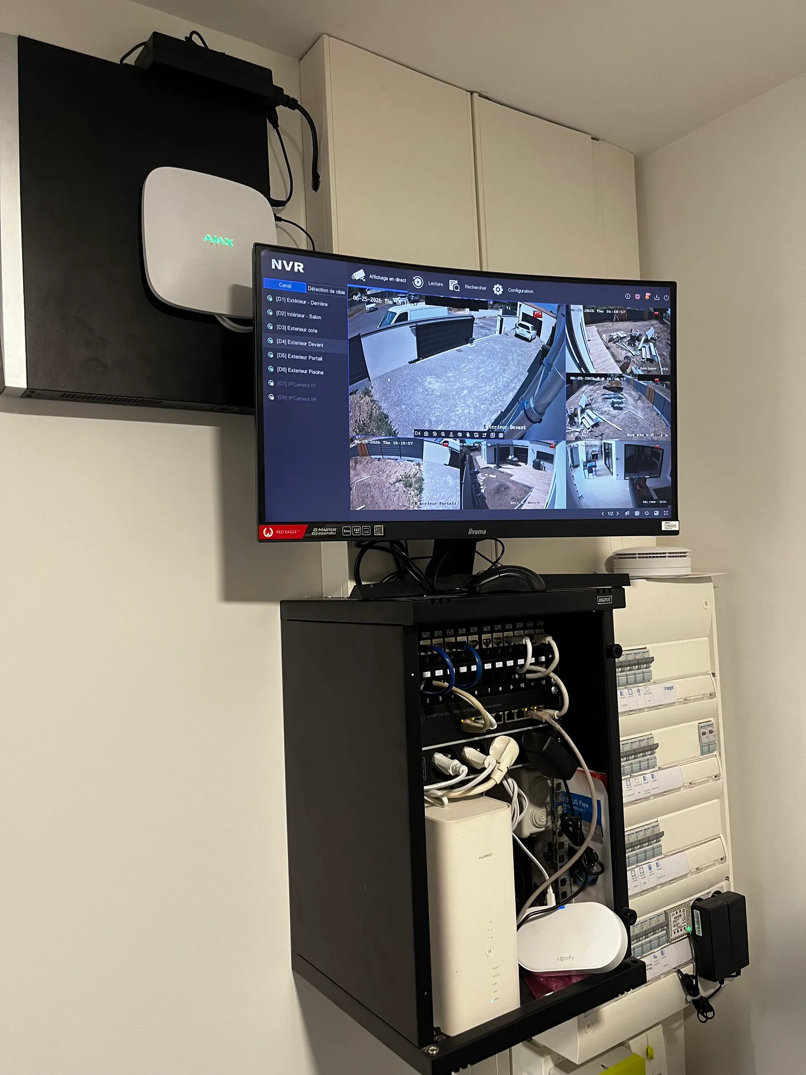 Local technique de vidéosurveillance : enregistreur NVR, écran de contrôle et baie réseau, par GMaudet Elec